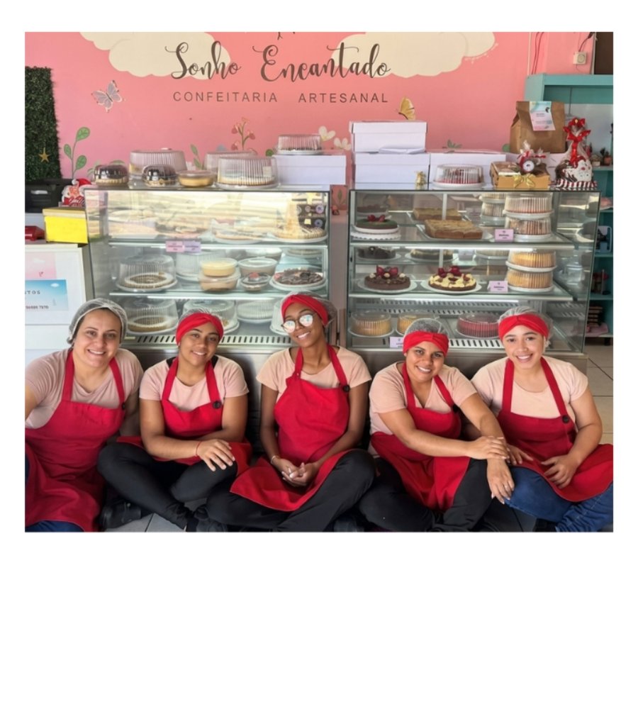 Equipe da confeitaria Sonho Encantado em frente à vitrine de bolos