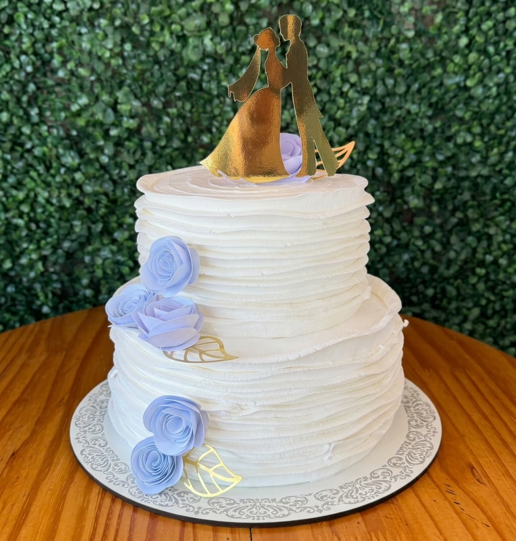 Bolo artesanal personalizado da Sonho Encantado, decorado com flores e o nome Helena em dourado