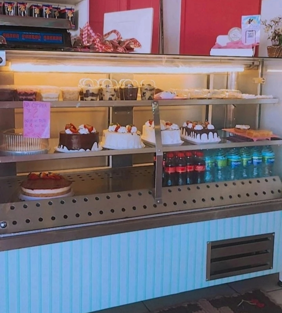 Vitrine de doces e bolos da confeitaria Sonho Encantado