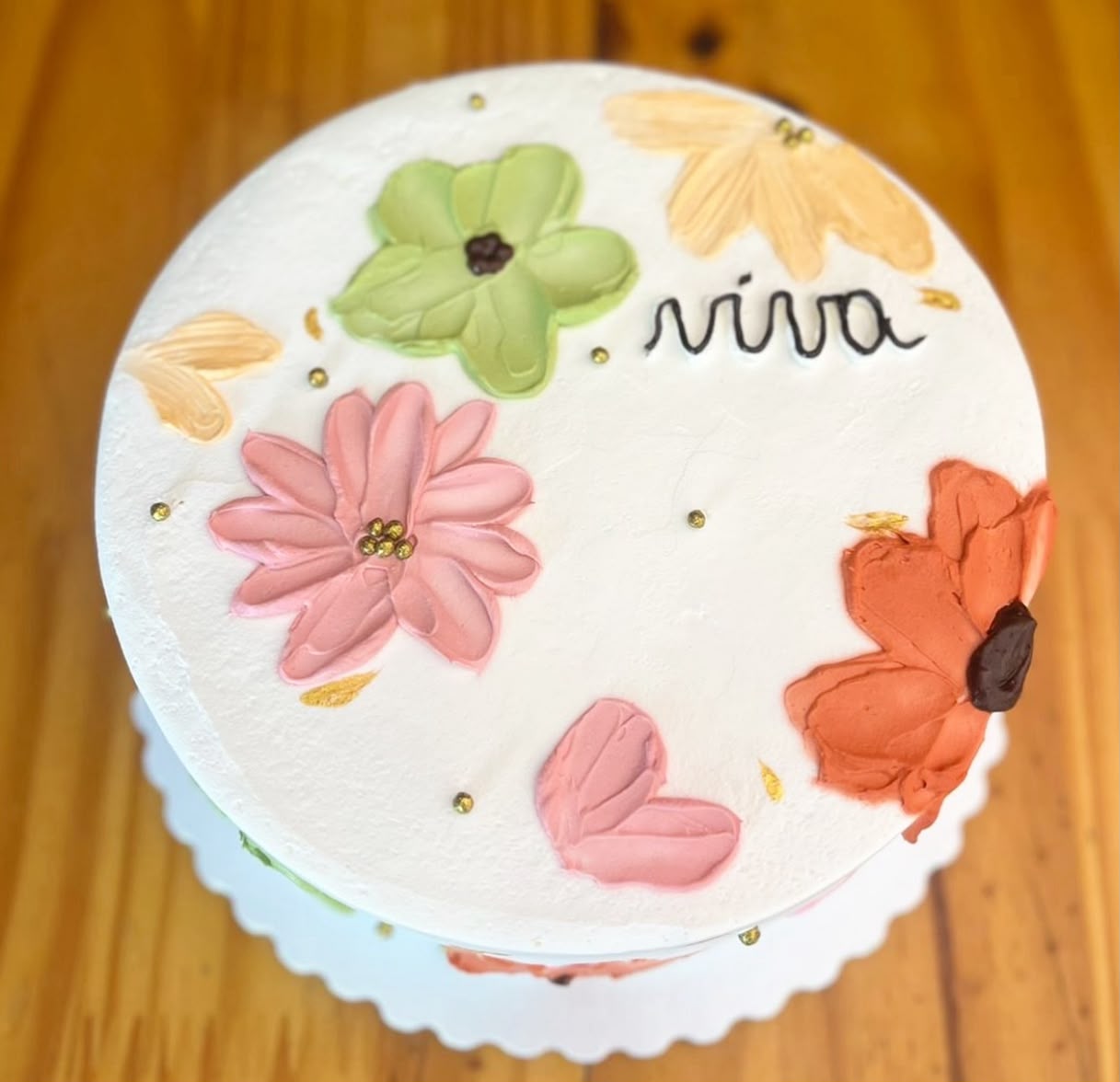 Bolo delicado e floral feito pela confeitaria Sonho Encantado em Mauá - SP